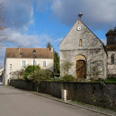 Holiday home Maison Charmante Proche De Avec Jardin Cloture.
